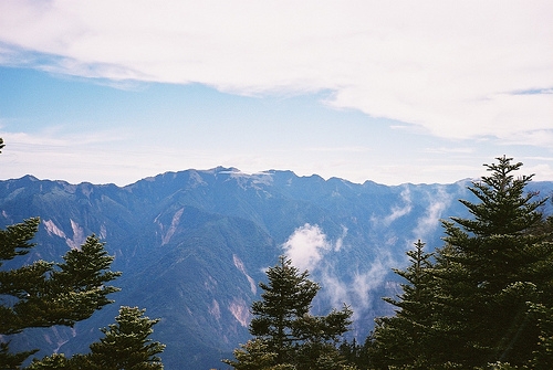 白姑大山頂遠眺雪山西陵